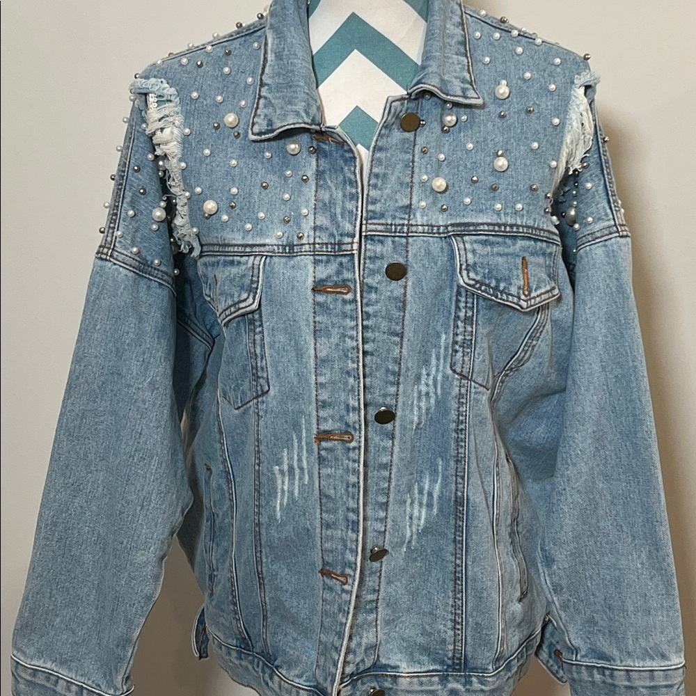 Jeans jacket with pearls.